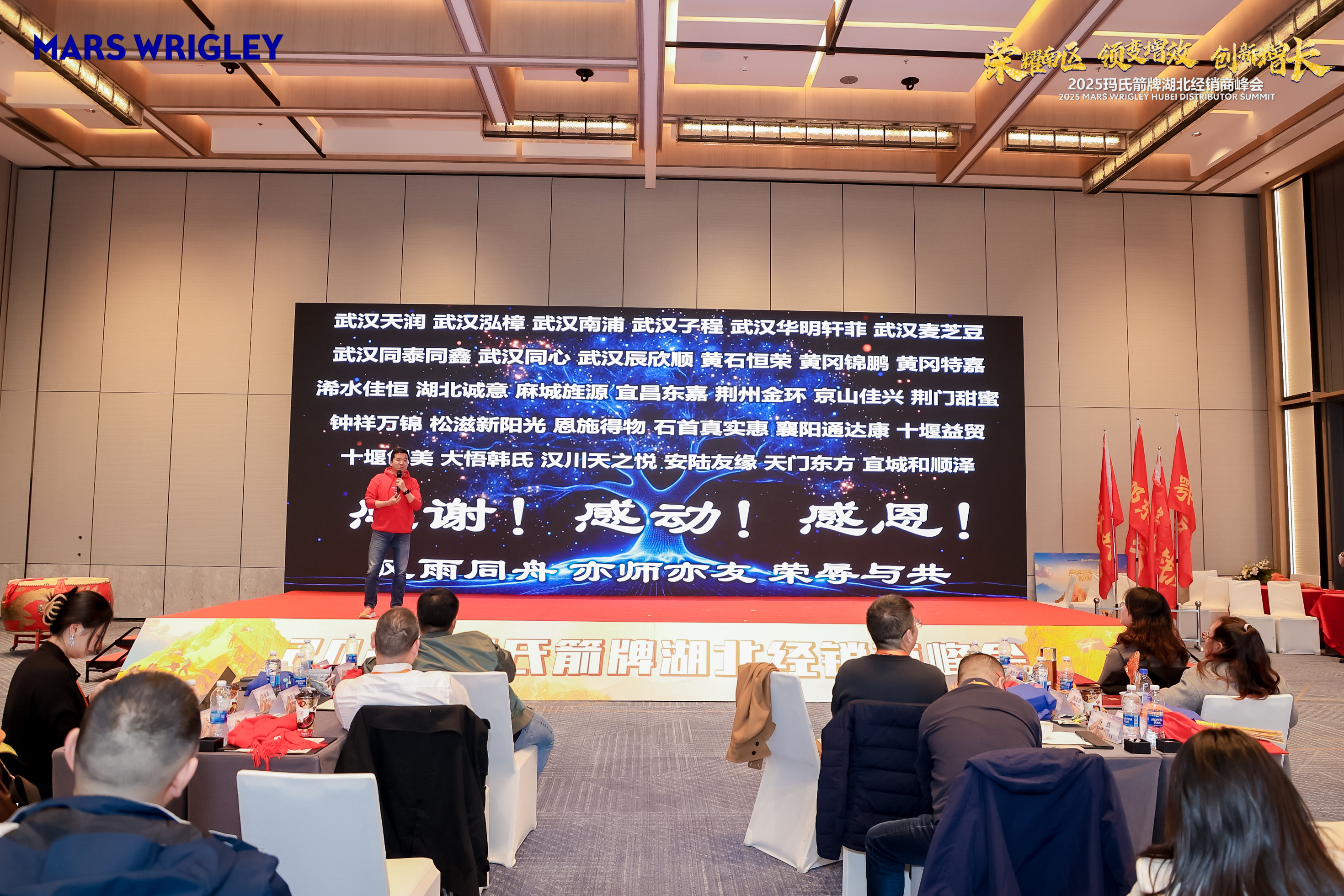 三十岁左右男性摄影师团队，穿黑色工作服，蓝色背景，明亮自然光