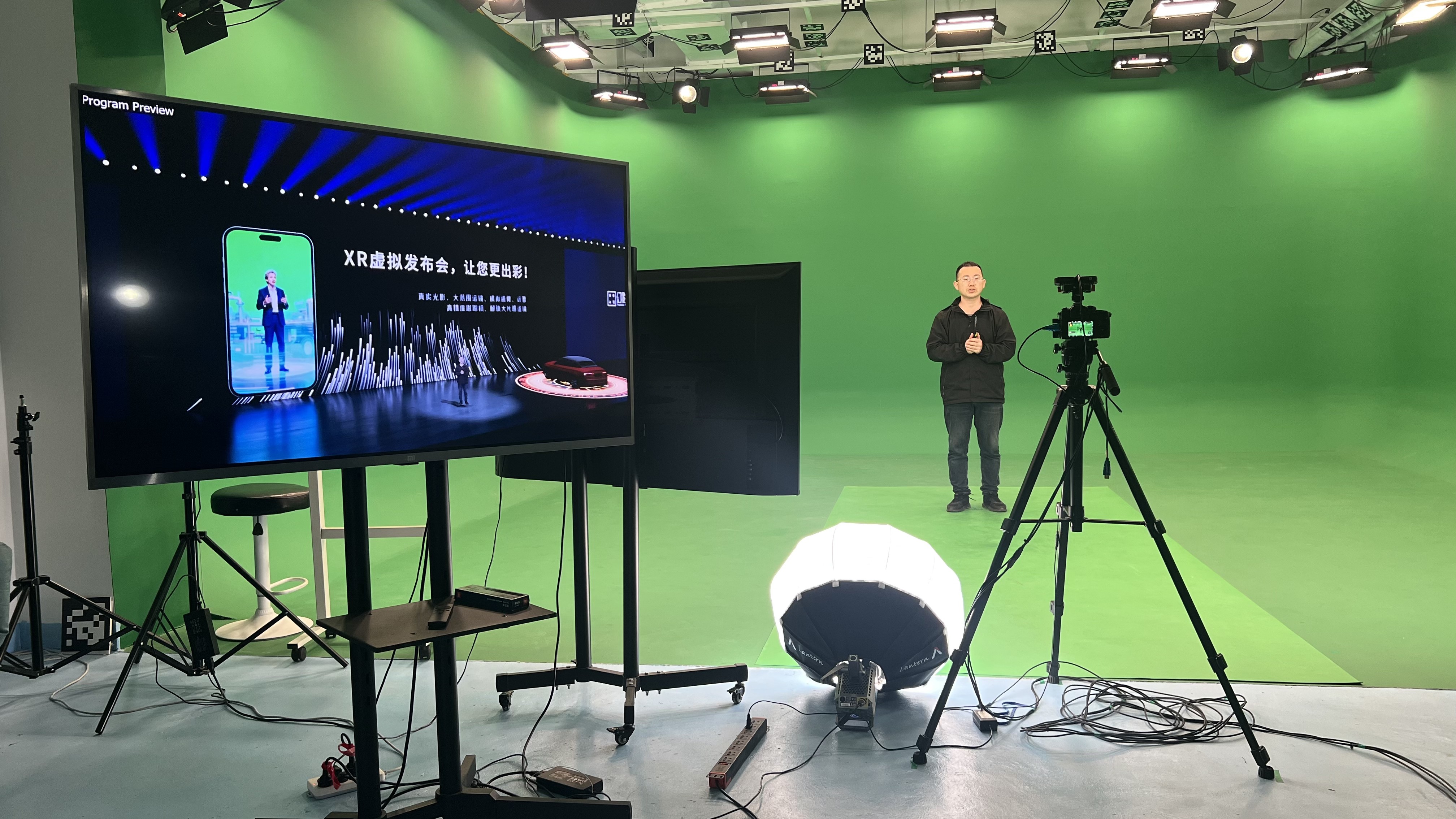 专业影视制作设备，黑色背景，明亮自然光，专业摄影器材