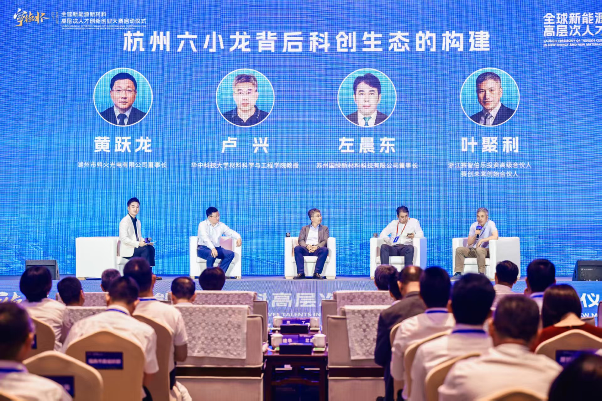 三十岁左右男性摄影师团队,穿黑色工作服,蓝色背景,明亮自然光